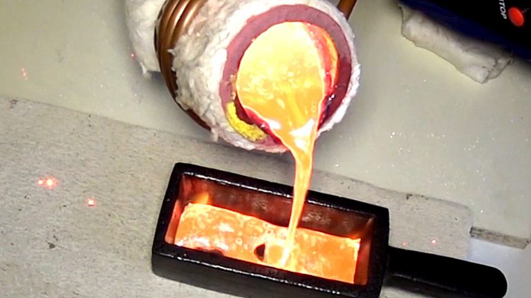 Lanie roztopionego metalu w piecu indukcyjnym do formy